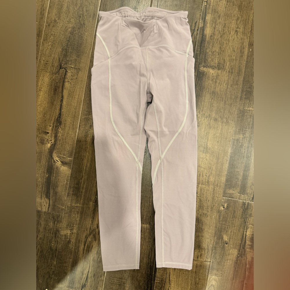 Lulu leggings with pockets and contrast stitching